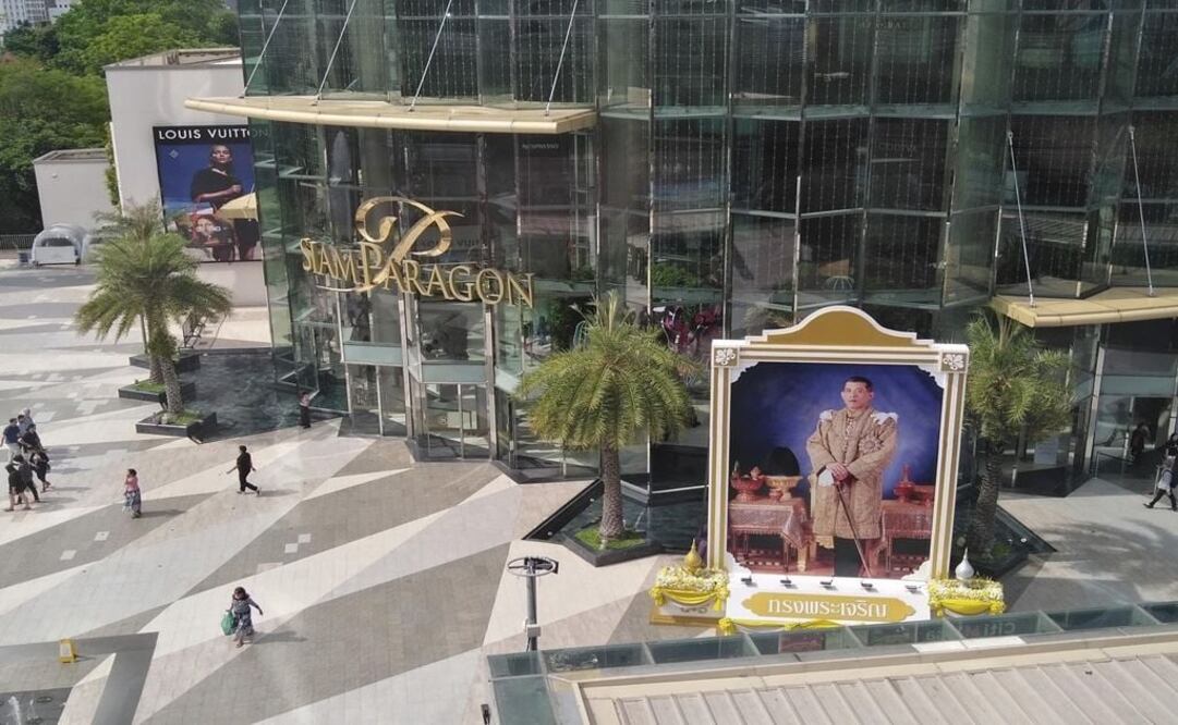 un retrato del rey de Tilandia Maha Vajiralongkorn, frente a un centro comercial en Bangkok (Foto:EFE)