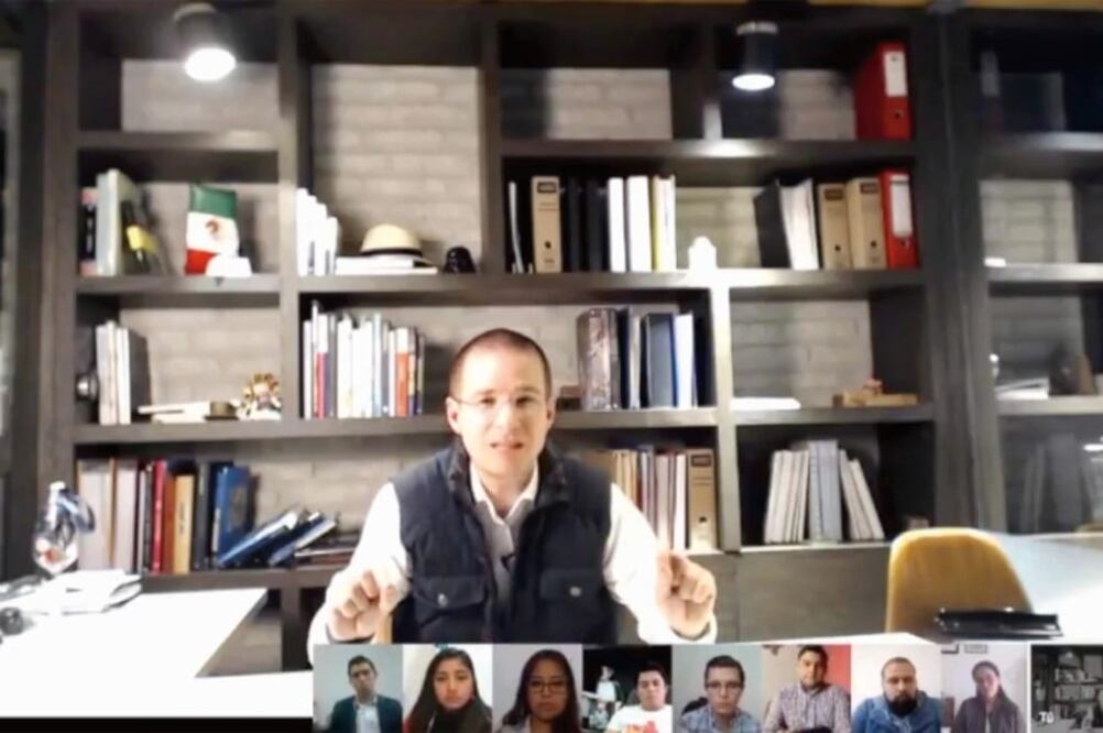 Fallas. La transmisión tuvo fallas técnicas, pues en momentos se cortó y fue imposible escuchar las preguntas de los jóvenes.