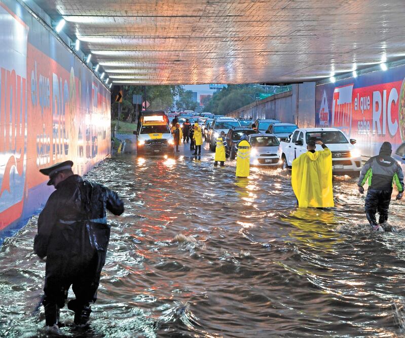 La fuerte lluvia provocó graves inundaciones que elementos de la SSC tuvieron que apoyar a los conductores en algunos puntos de Viaducto. ARMANDO MARTÍNEZ. EL UNIVERSAL