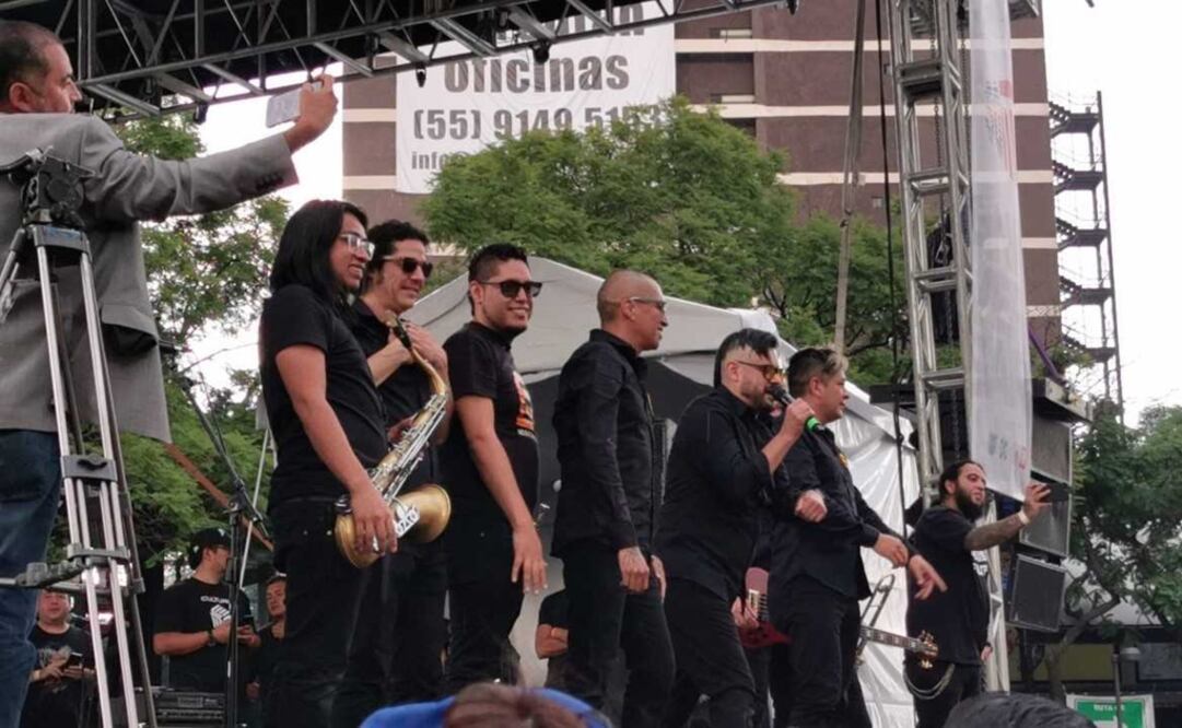 Los Estrambos la hicieron de emoción para subir al escenario. Foto: Ariana Herrera