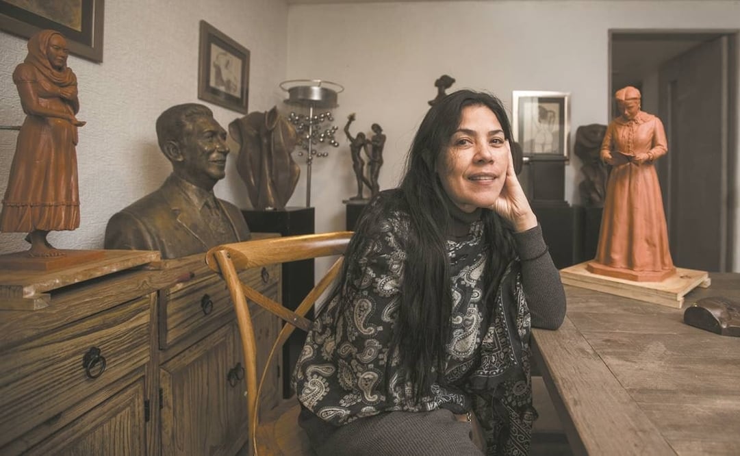 En su casa, Edysa Ponzanelli muestra parte de su trabajo. Comparte que está investigando sobre el general Felipe Ángeles. Germán Espinosa.