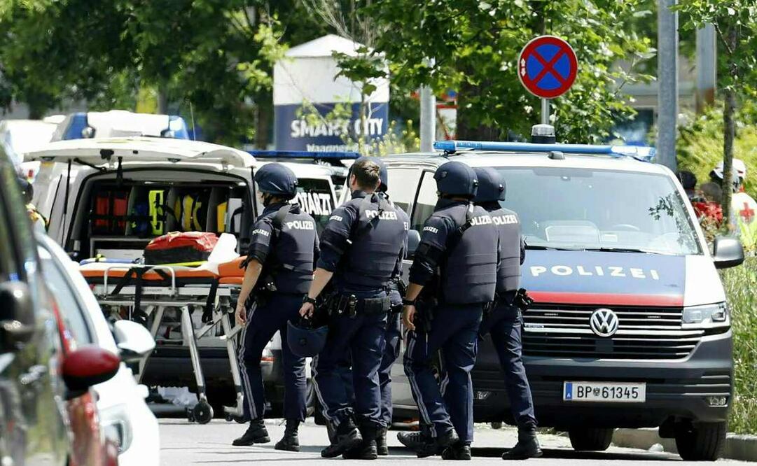 Policías en una calle cercana a una escuela donde, según informes, varias personas murieron en un tiroteo el 10 de junio de 2025 en Graz, sureste de Austria. Varias personas murieron en un tiroteo en una escuela, incluido el atacante, según informó el Ministerio del Interior a la emisora austriaca ORF. Foto: AFP
