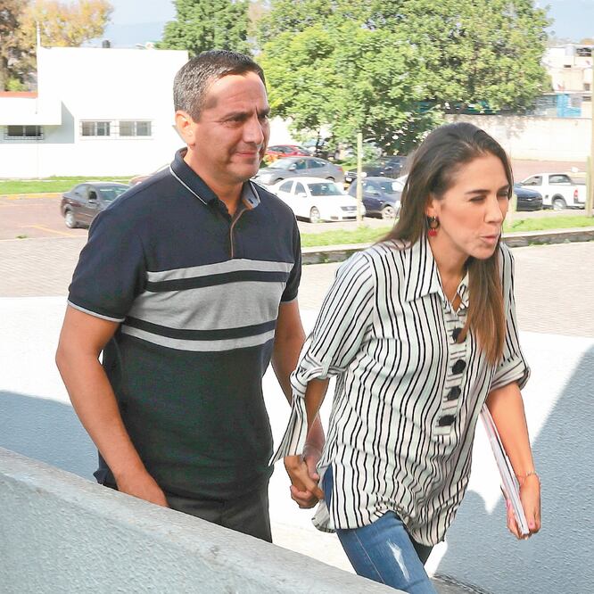 Mariana Moguel, hija de Rosario Robles, y otros familiares le llevaron cobijas, artículos de higiene y alimentos. GERMÁN ESPINOSA. EL UNIVERSAL