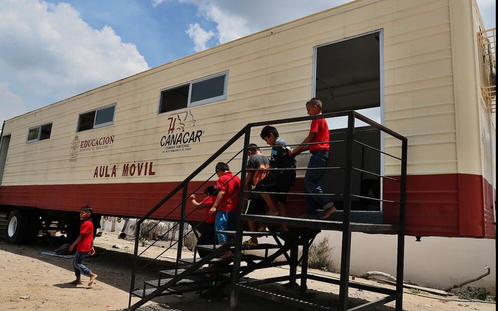 Niños salen del aula móvil en la comunidad de "El Nuevo Bosque" en el municipio de Centla, estado de Tabasco, el 4 de septiembre de 2025. Foto: EFE