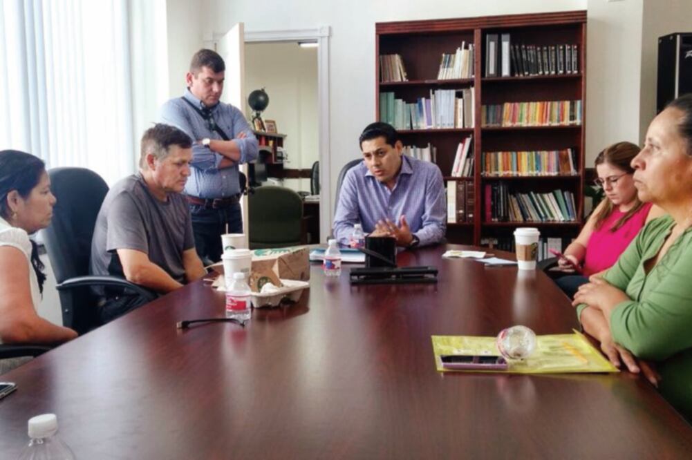 Apoyo. El secretario de Gobierno de Aguascalientes acompañó a los familiares de los migrantes que fueron víctimas del tráiler de la muerte. (CORTESÍA)