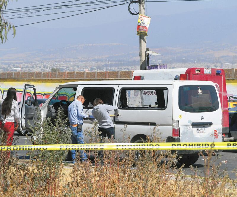 Dos vehículos en los que viajaban varios hombres se emparejaron con la camioneta del servicio público, en el kilómetro 8.5 de la carretera que conecta a municipios de la región de los volcanes con la Ciudad, y dispararon. Foto: ARMANDO MARTÍNEZ
