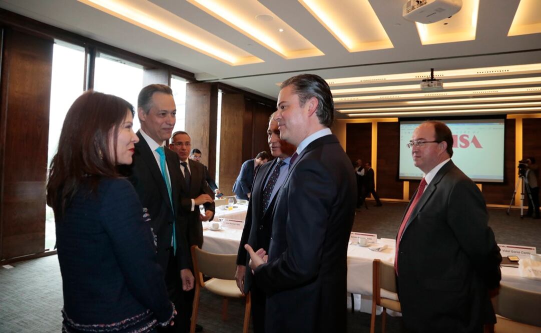 Nuño Mayer participó en una reunión con los expertos encargados de elaborar los materiales que serán distribuidos en el ciclo escolar 2018-2019. /Especial