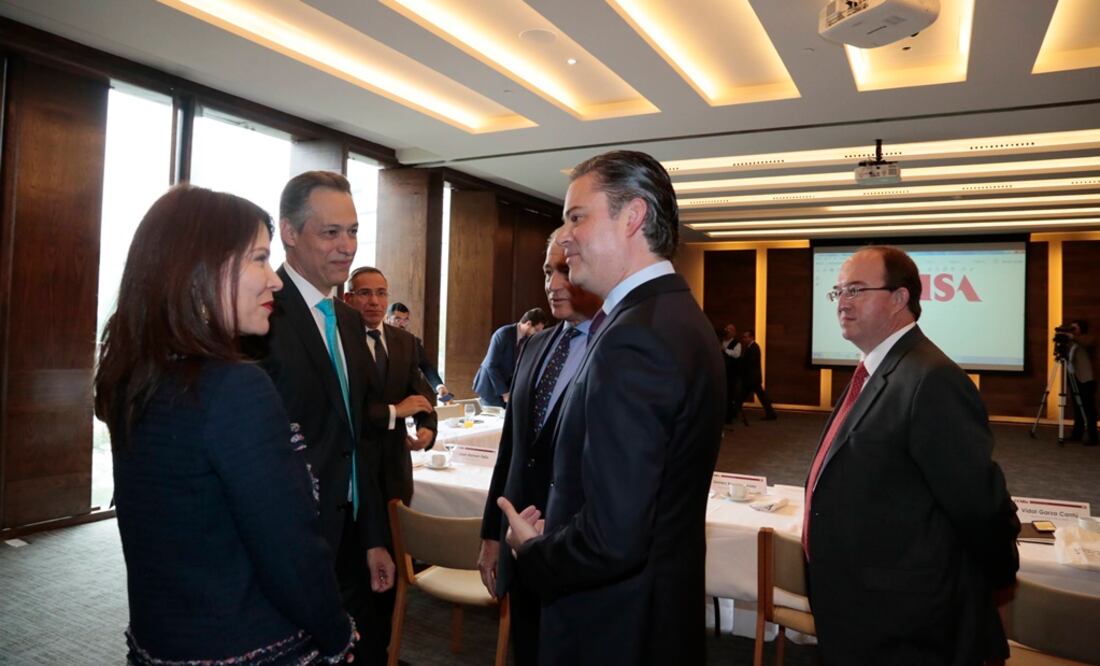 Nuño Mayer participó en una reunión con los expertos encargados de elaborar los materiales que serán distribuidos en el ciclo escolar 2018-2019. /Especial