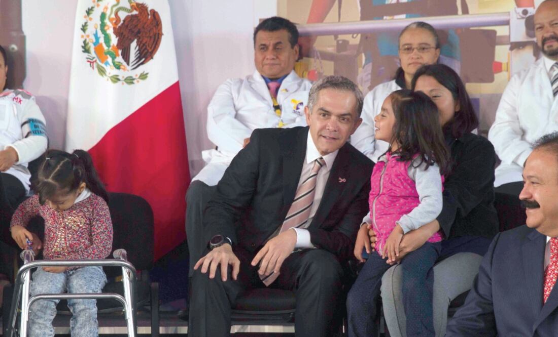 Miguel Ángel Mancera, jefe de Gobierno de la CDMX, firmó un convenio con la Fundación Teletón para que los niños que padezcan alguna discapacidad puedan ir a los centros de rehabilitación (MOISÉS PABLO. CUARTOSCURO)