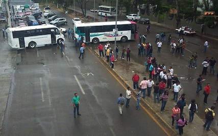 Reanudan maestros bloqueo en carretera de Oaxaca