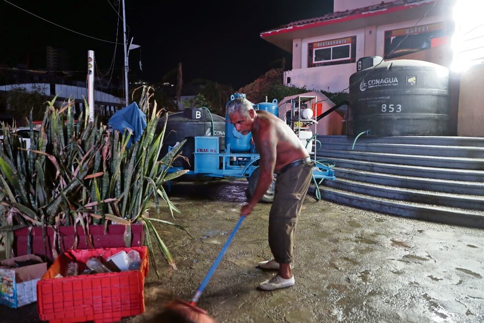 Carlos Leal Hernández cuida una planta de abasto de agua de la Conagua, sin recibir un pago, y ayuda a vigilar los negocios de la zona. Foto: Iván Montaño/El Universal