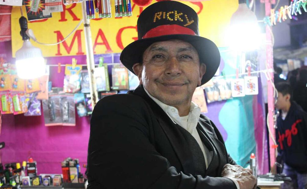 ¡Abracadabra patas de cabra, que en el tianguis también haya magia! y que mejor que con Fernando Diaz en Bromas y Magia. (29/10/2024). Foto: Alejandra Ortiz / EL UNIVERSAL