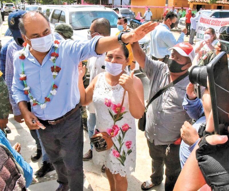 Héctor Astudillo entregó apoyos económicos a 642 familias afectadas por la inundación que dejó el desbordamiento del río Atoyac. Foto: Especial