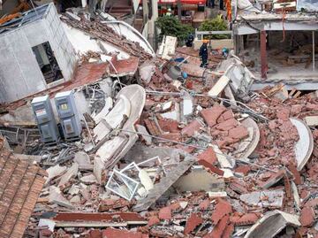 Suman tres fallecidos por el derrumbe de un hotel en Argentina; sigue búsqueda de 5 personas más desparecidas