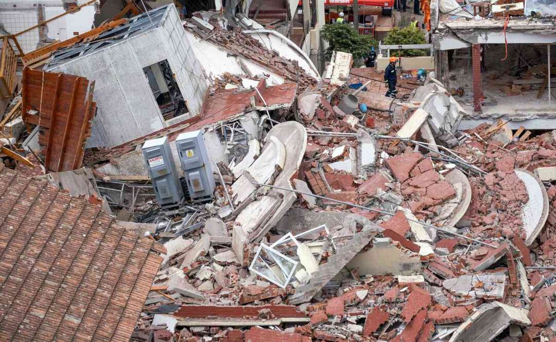 Los rescatistas buscan personas desaparecidas tras el colapso del hotel Dubrovnik en la localidad costera de Villa Gessell, provincia de Buenos Aires, el 29 de octubre de 2024. Foto: AFP