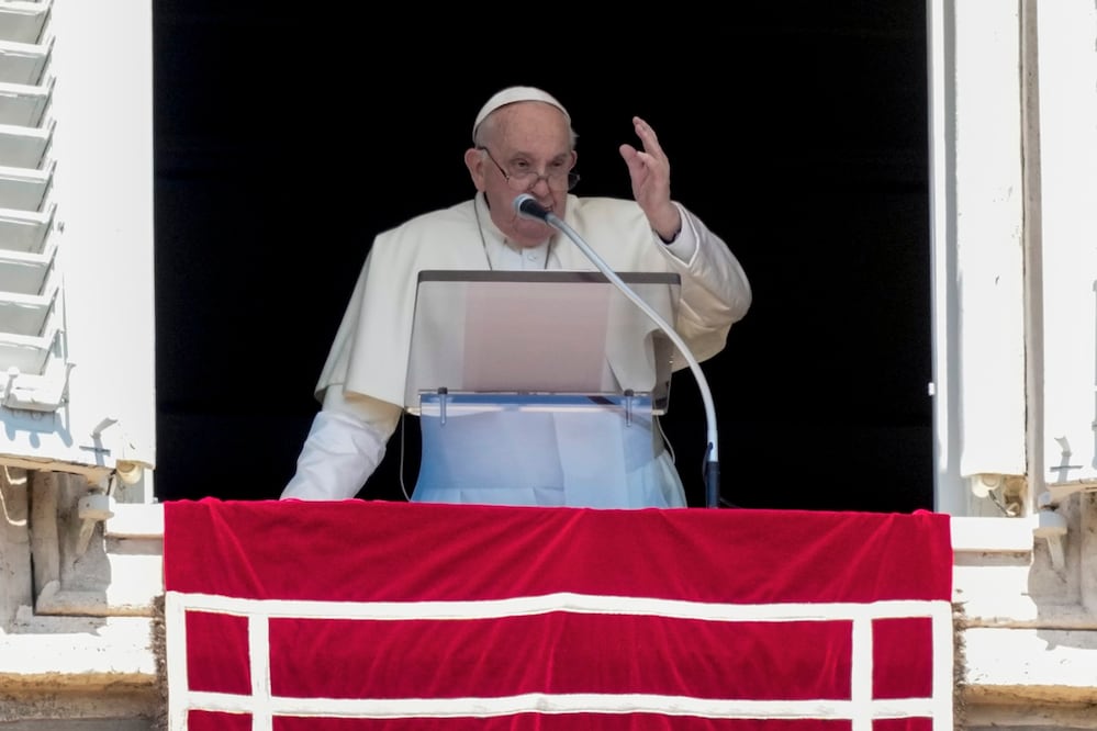 El papa Francisco entrega su bendición mientras recita la oración del mediodía Regina Coeli desde la ventana de su estudio con vista a la Plaza de San Pedro, en el Vaticano. Foto: AP