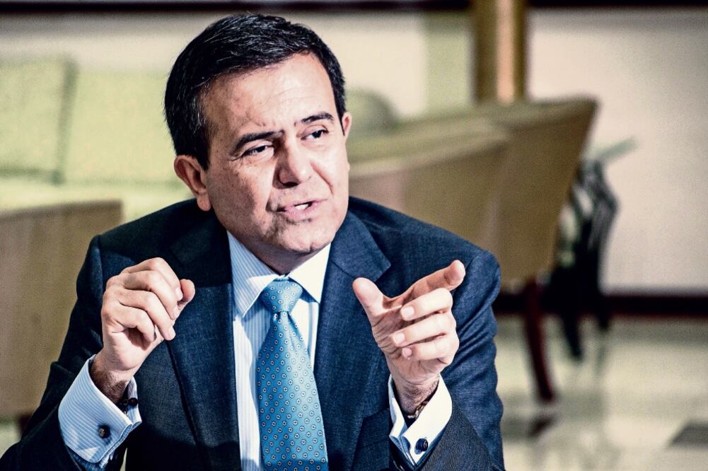 El secretario de Economía, Ildefonso Guajardo, afirma que pese al precio histórico del dólar frente al peso, la economía de México se mantiene sólida (ARCHIVO EL UNIVERSAL)