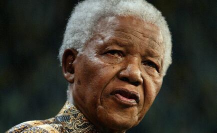 Artista retrató a Nelson Mandela con saludo nazi