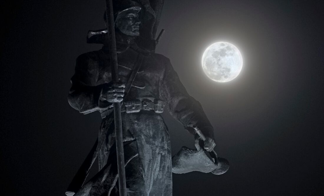 La luna llena brilla sobre un monumento dedicado a los héroes del Ejército Rojo en Vladivostok, Rusia (Foto: AP)