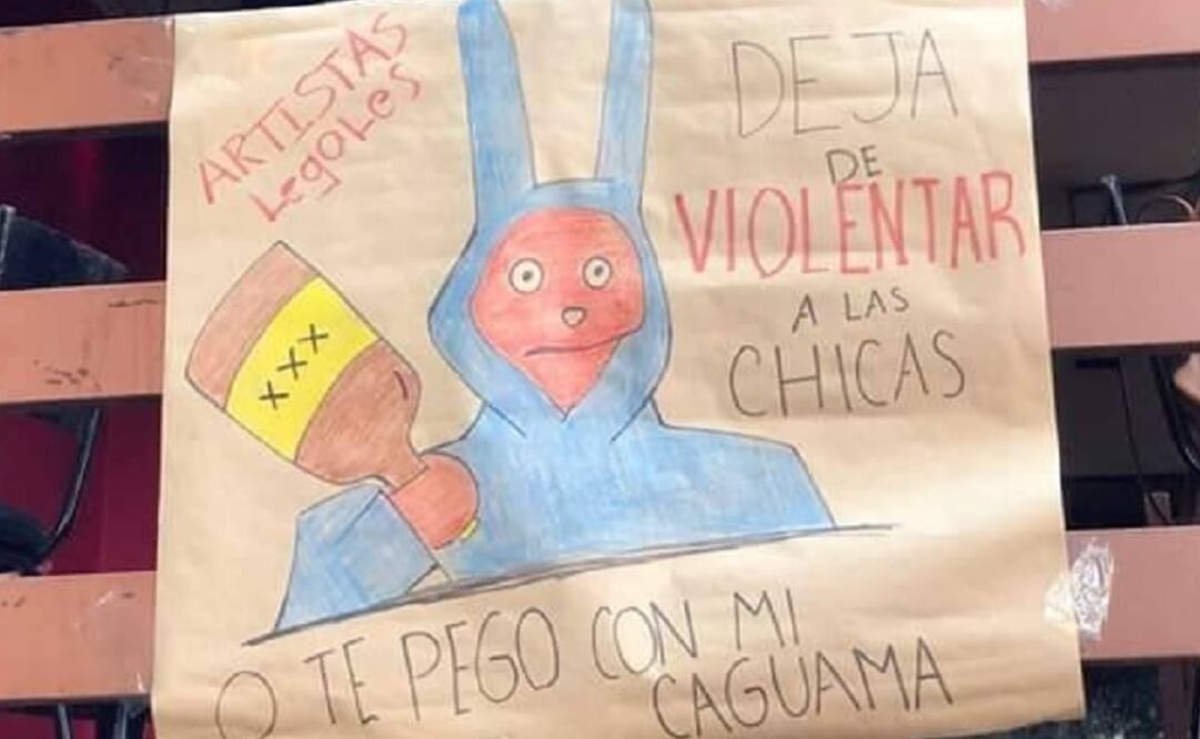 "Deja de violentar a las mujeres, o te pego con mi quesadilla", "... o te pego con mi flauta", fueron algunos de los memes de Juan Carlos Bodoque, que fueron colgados al exterior de negocios en calles de la ciudad de Cuernavaca, Morelos. Foto: FB Artistas