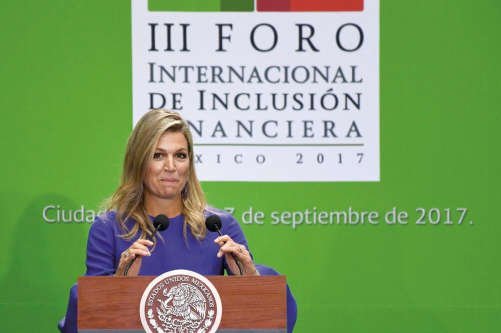 La reina Máxima de Holanda participó ayer en el Tercer Foro Internacional de Inclusión Financiera, donde ofreció su apoyo para hacer llegar los servicios de la banca a la población mexicana que aún no puede acceder a ellos (PEDRO PARDO. AFP)