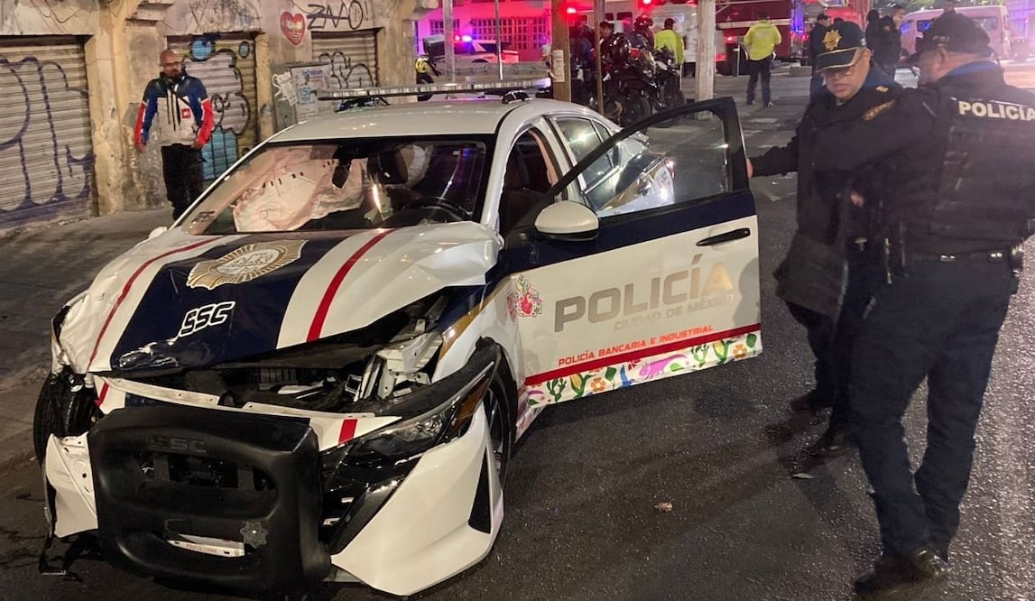 Chocan patrulla y auto en la GAM; dos lesionados tras percance vial. Foto: Especial