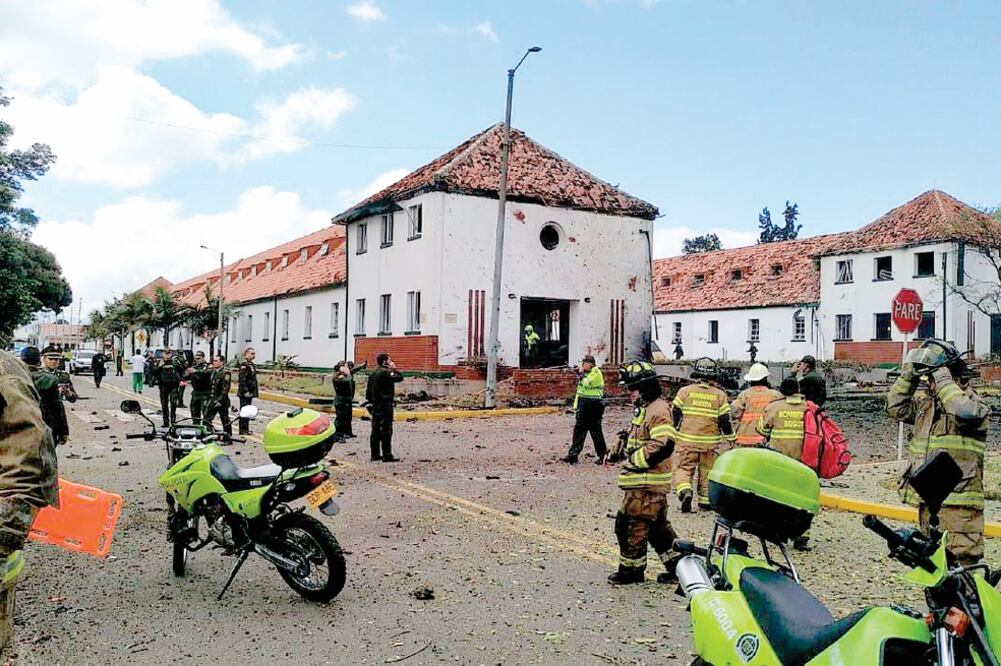 Equipos de emergencia trabajan en el lugar donde un coche-bomba fue detonado dentro de una academia de policía en la capital colombiana. El presidente Iván Duque decretó tres días de duelo. (AP)