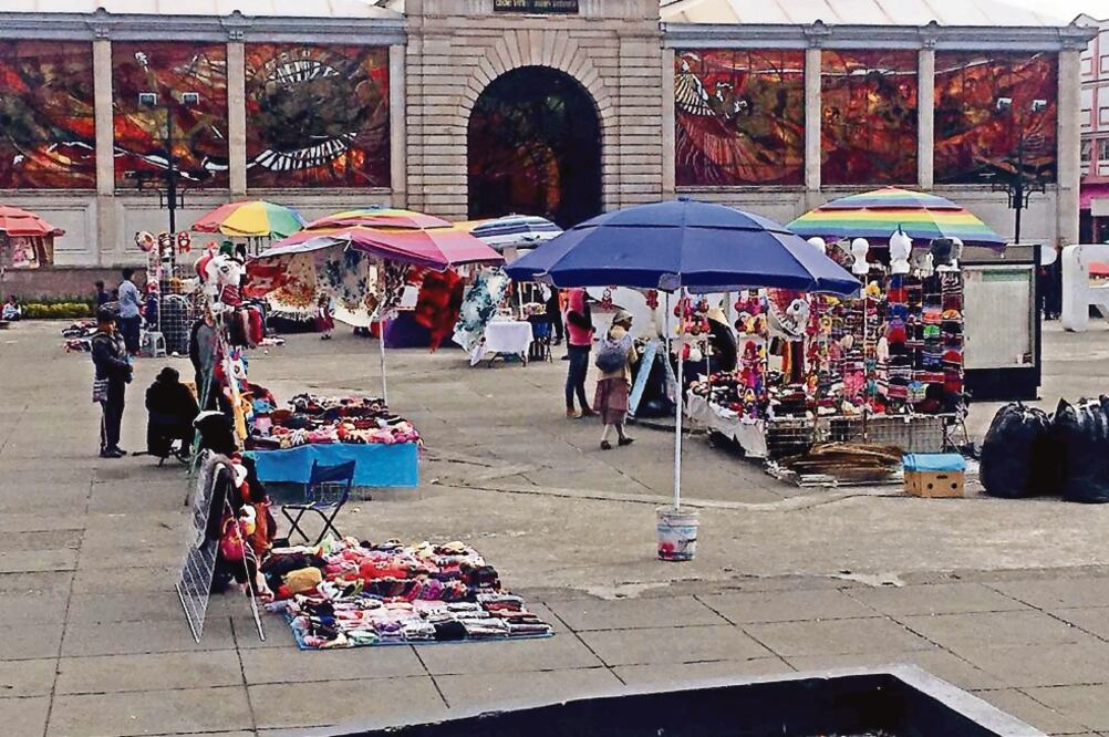 Inconformidad. Los vendedores informales son una competencia desleal para quienes pagan impuestos, acusan. (NOTIMEX)