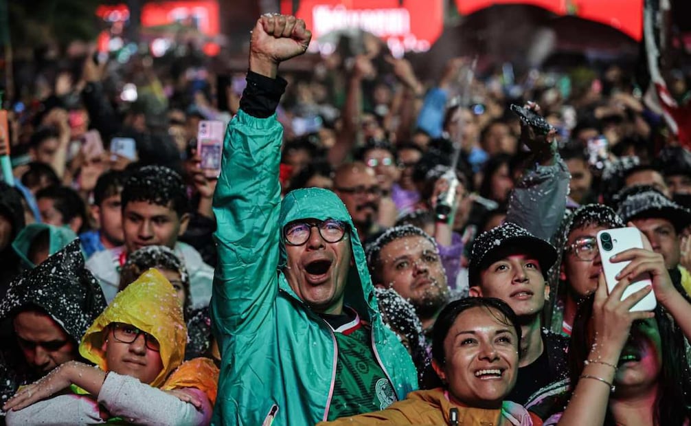 Asistentes a los festejos por el partido de la Selección mexicana. Foto: Gabriel Pano / EL UNIVERSAL