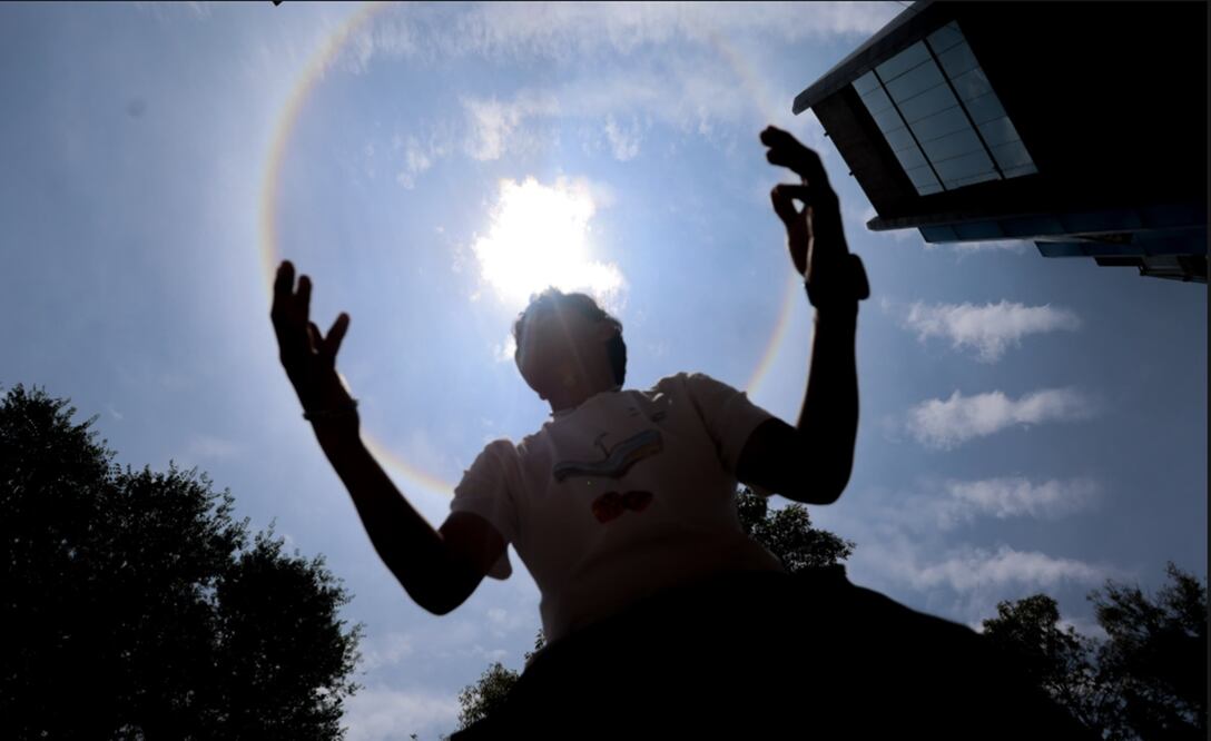 Un halo solar se apreció en la Ciudad de México, el 24 de mayo de 2025. Fotos: Axel Sánchez/ EL UNIVERSAL