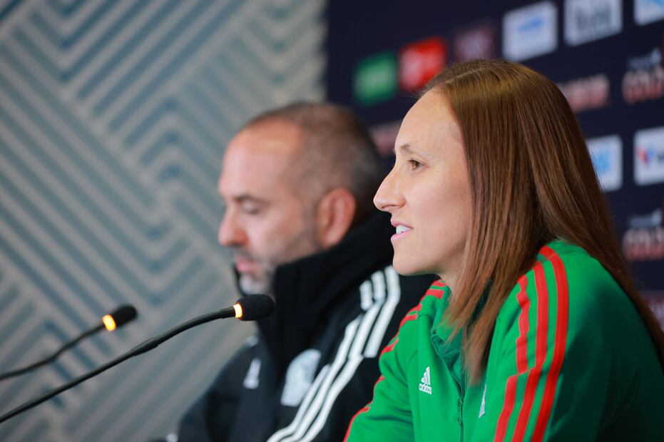 Pamela Tajonar y Pedro López en conferencia de prensa - Foto: Imago7