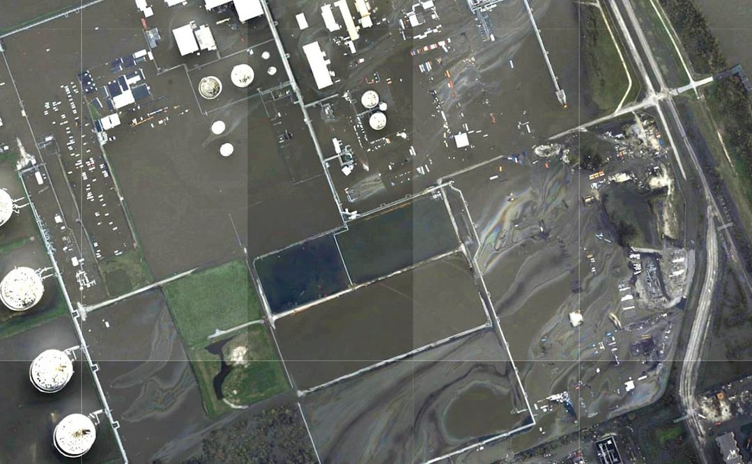 Imagen aérea de derrame de petróleo en el Golfo de México tras el paso del huracán Ida. Foto: AP