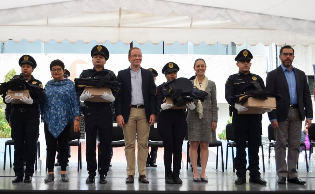 Entrega de uniformes a los policías de Benito Juárez (Foto: Cortesía)