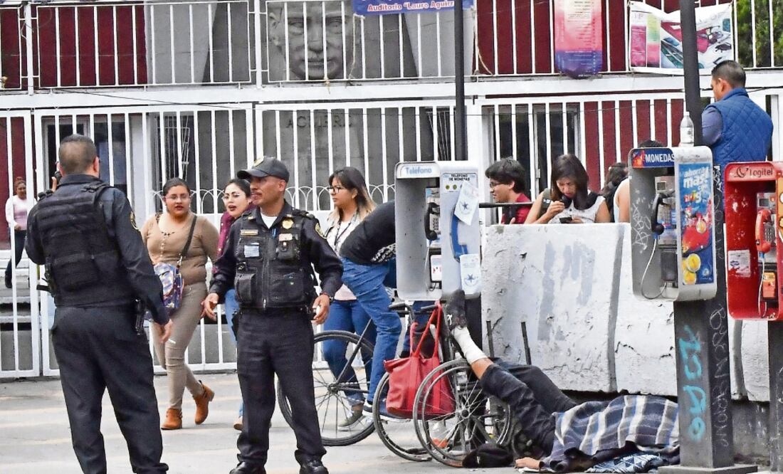 Un hombre en situación de calle, conocido como El Payasito, murió ayer afuera del Metro Normal; nadie ha reclamado el cuerpo (ALAN RODRÍGUEZ. EL UNIVERSAL)
