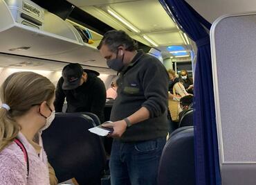 Mientras Texas sufre nevada y sin luz, el senador Ted Cruz es captado en un avión rumbo a Cancún