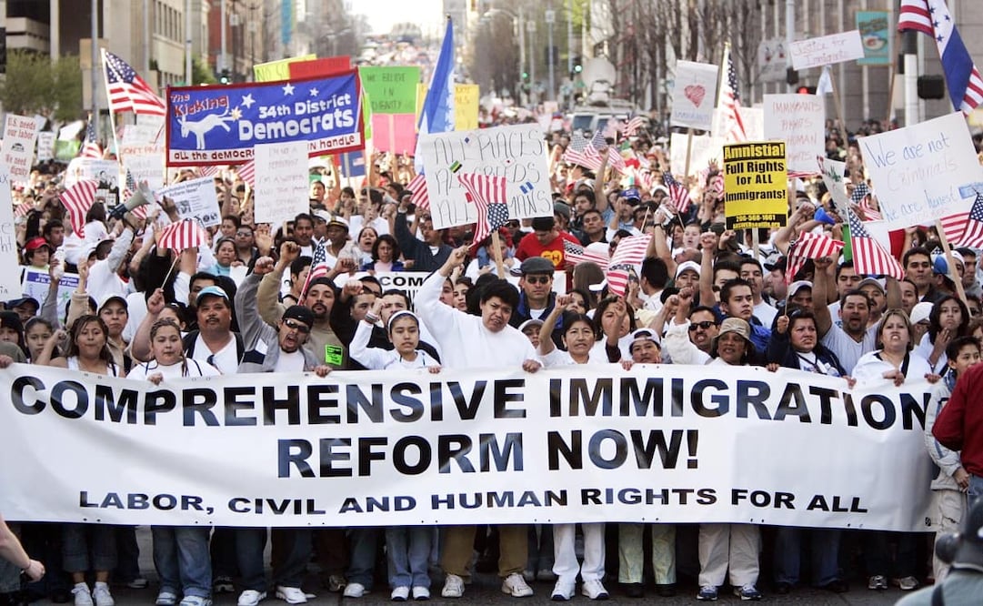“Una reforma migratoria comprensiva, ¡ahora!”, decía un cartel en la protesta del 10 de abril del 2006, en Seattle. De acuerdo con la Organización Internacional de las Migraciones, en 2005, Estados Unidos tenía un estimado de 38 millones de indocumentados en su territorio, al menos 10 millones de ellos provenían de México. Foto: Elaine Thompson/AP.