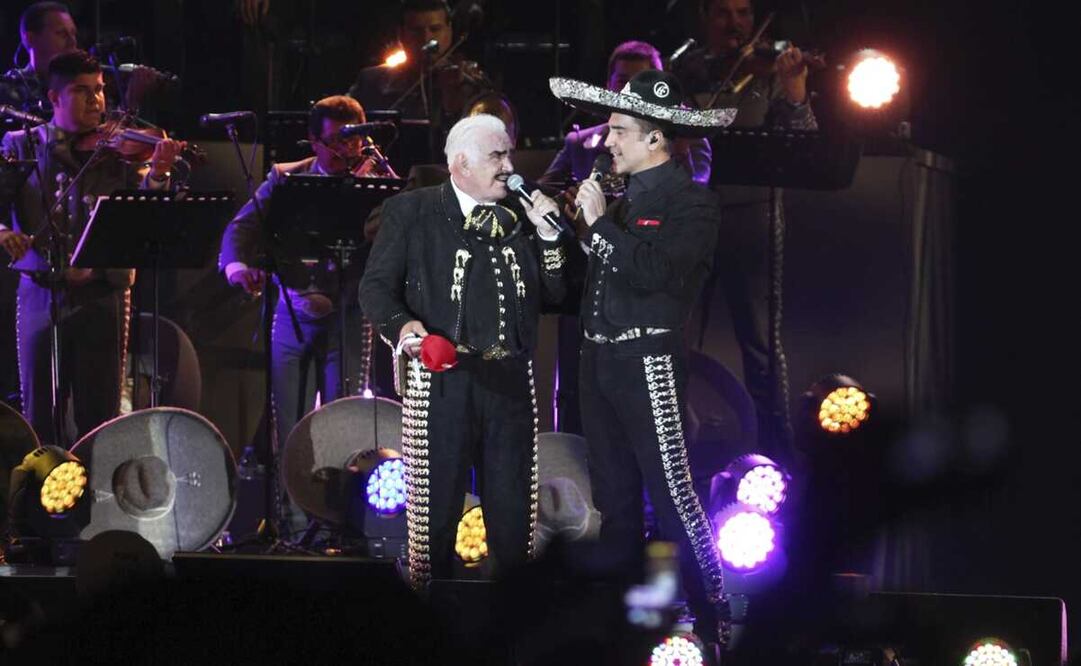 Vicente Fernández y Alejandro Fernández, en un concierto de 2016. Foto: AP Photo/Marco Ugarte, archivo