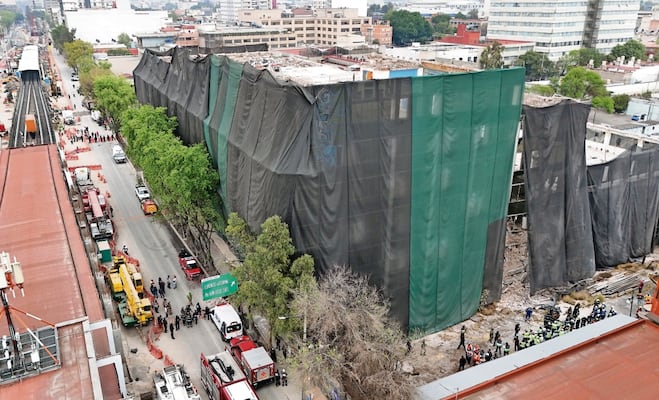 Se echan la culpa por permisos para demoler edificio colapsado en Calzada San Antonio Abad