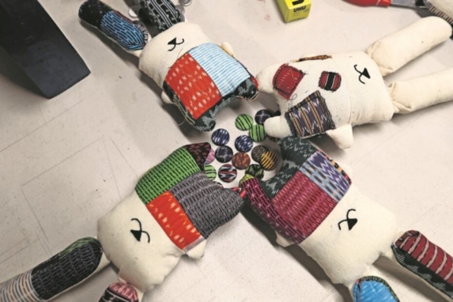 Adornan al conejo teporingo con rebozos