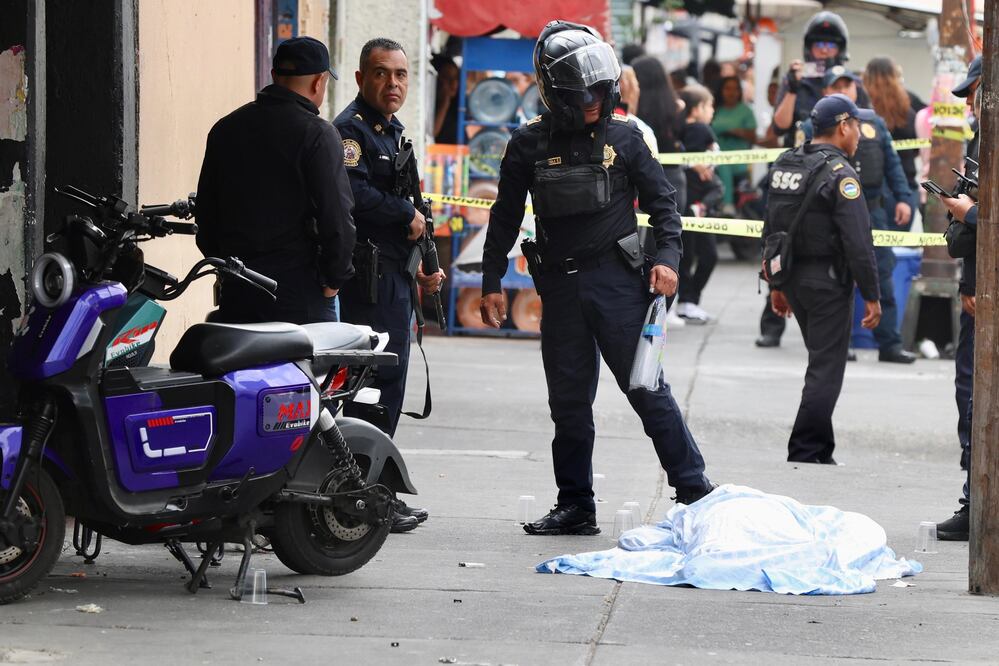 Motosicarios ejecutan a presunto integrante de la Anti Unión en calles de colonia Morelos. (Foto: Valente Rosas/ EL UNIVERSAL)