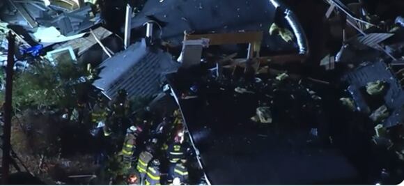 Indagan posible explosión en Nueva Jersey; buscan entre los escombros