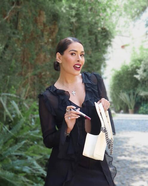 Las blusas semitransparentes con olanes están de moda. Foto: Especial