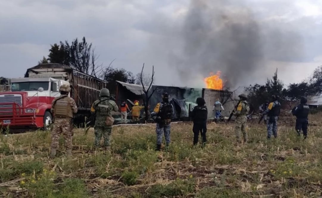 Incendio de tractor destapa almacén clandestino de hidrocarburo en Guanajuato; aseguran cisternas y tractocamión.
Foto: Especial.