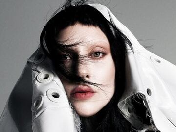 París 2024. Lady Gaga encanta con labios rojos y cejas decoloradas