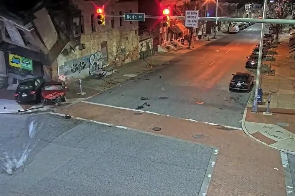 El fuerte impacto hizo que ambos automóviles subieran a la vereda y chocaran contra un edificio. Foto: Especial