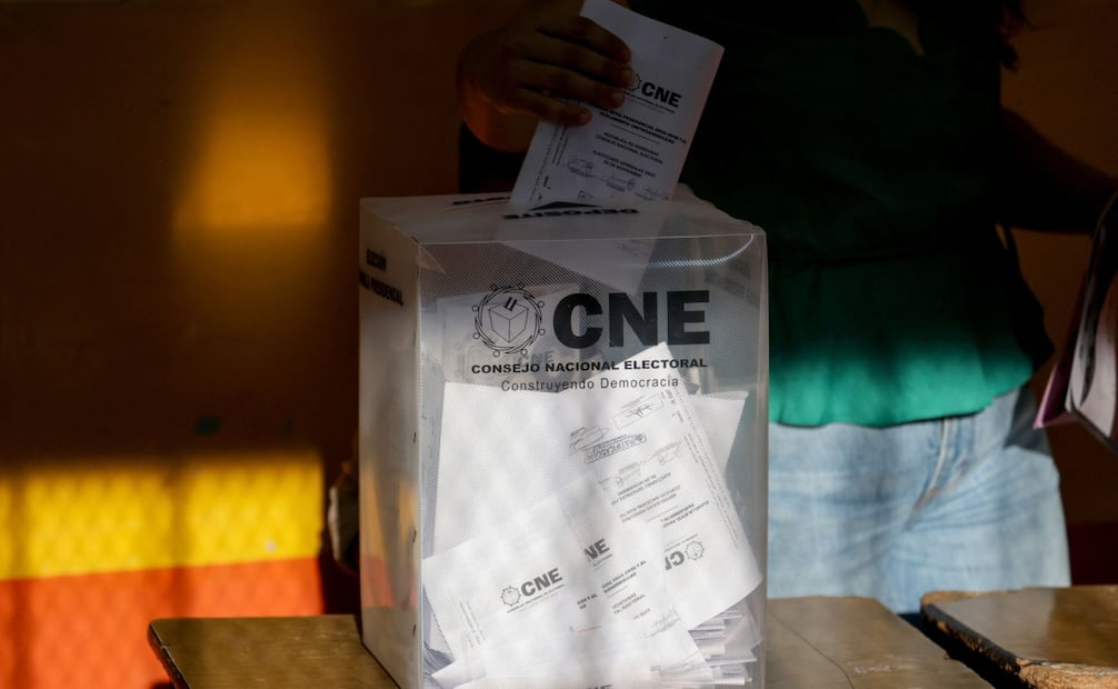 Una mujer emite su voto durante las elecciones generales de Honduras en un colegio electoral en Tegucigalpa el 30 de noviembre de 2025. Los hondureños votaron por presidente el 30 de noviembre de 2025, en medio de amenazas del presidente estadounidense Donald Trump de recortar la ayuda al país si su candidato preferido pierde. Foto: AFP