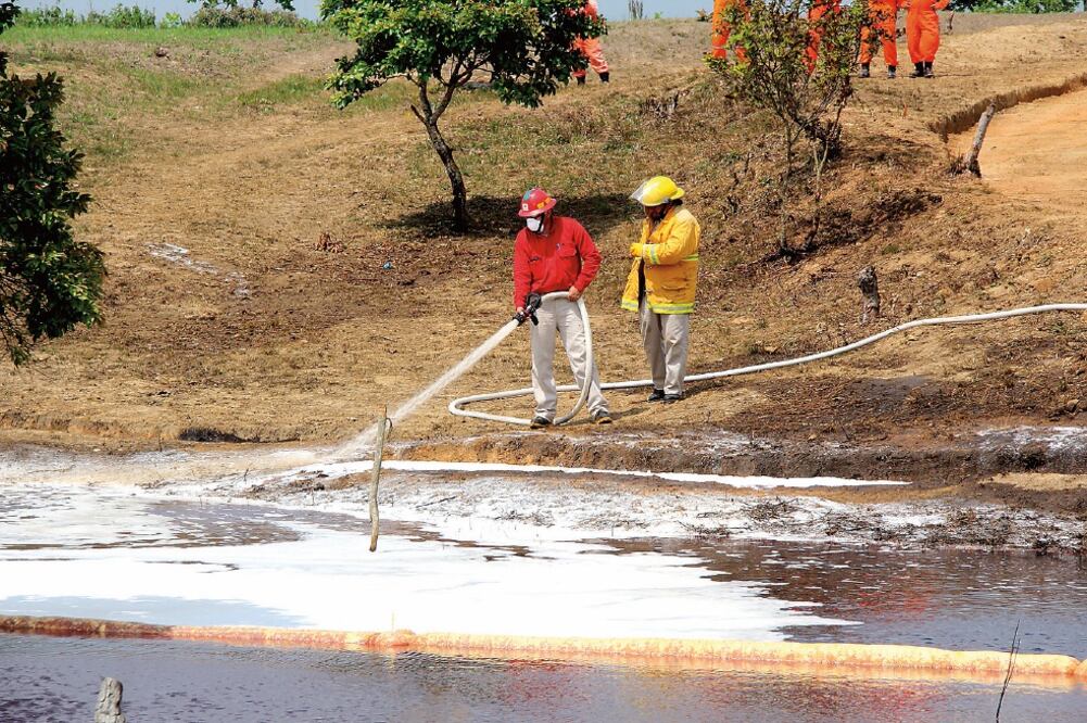 El derrame se registró la madrugada del miércoles en un paraje despoblado a 6 metros de la carretera Transístmica; al lugar llegó personal de Pemex y del Ejército para controlar la fuga (ESPECIAL)