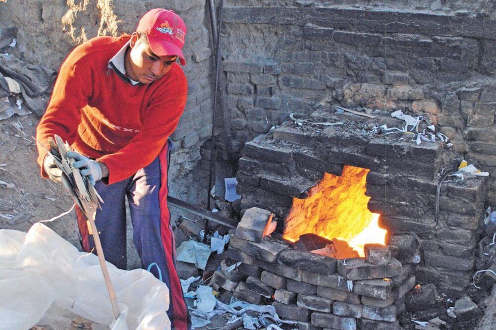 De acuerdo con expertos, en México existen 56 mil hornos ladrilleros que son responsables de 50% de las partículas contaminantes emitidas. Foto/ARCHIVO EL UNIVERSAL