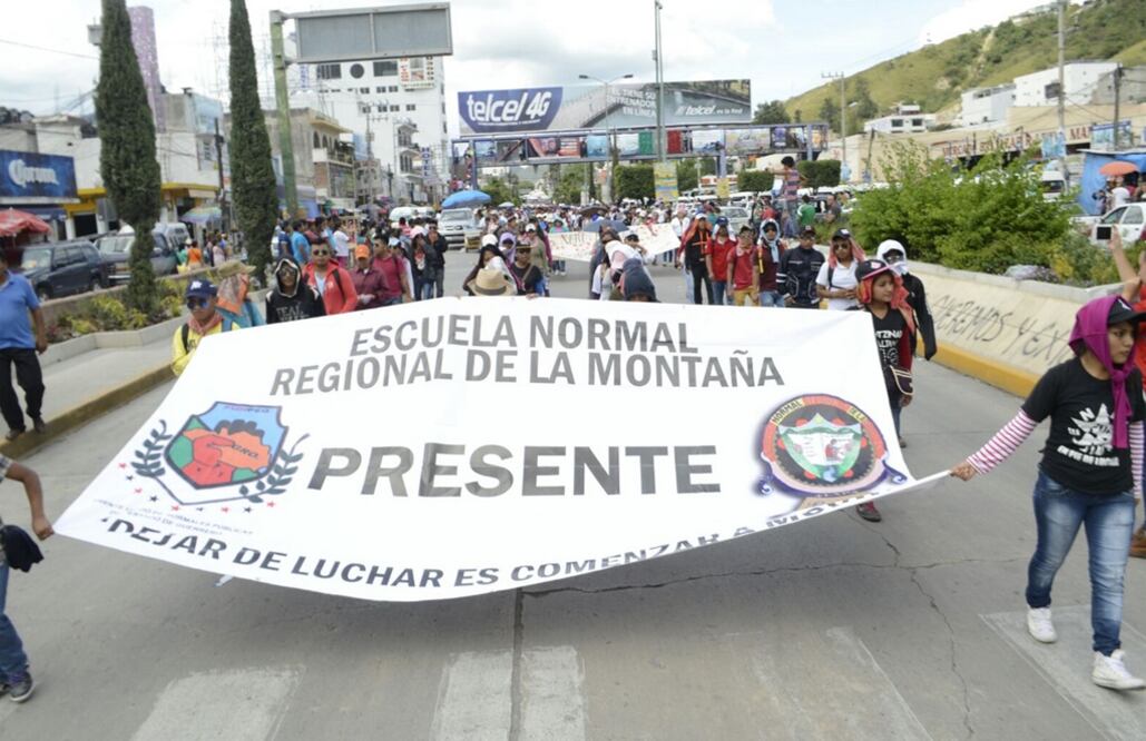 La marcha de los normalistas de Ayotzinapa para recordar la desaparición de sus 43 compañeros salió de la avenida Insurgentes con dirección al Zócalo de Chilpancingo, ubicado en el primer cuadro de esta cabecera municipal. Foto Dassaev Téllez/EL UNIVERSAL