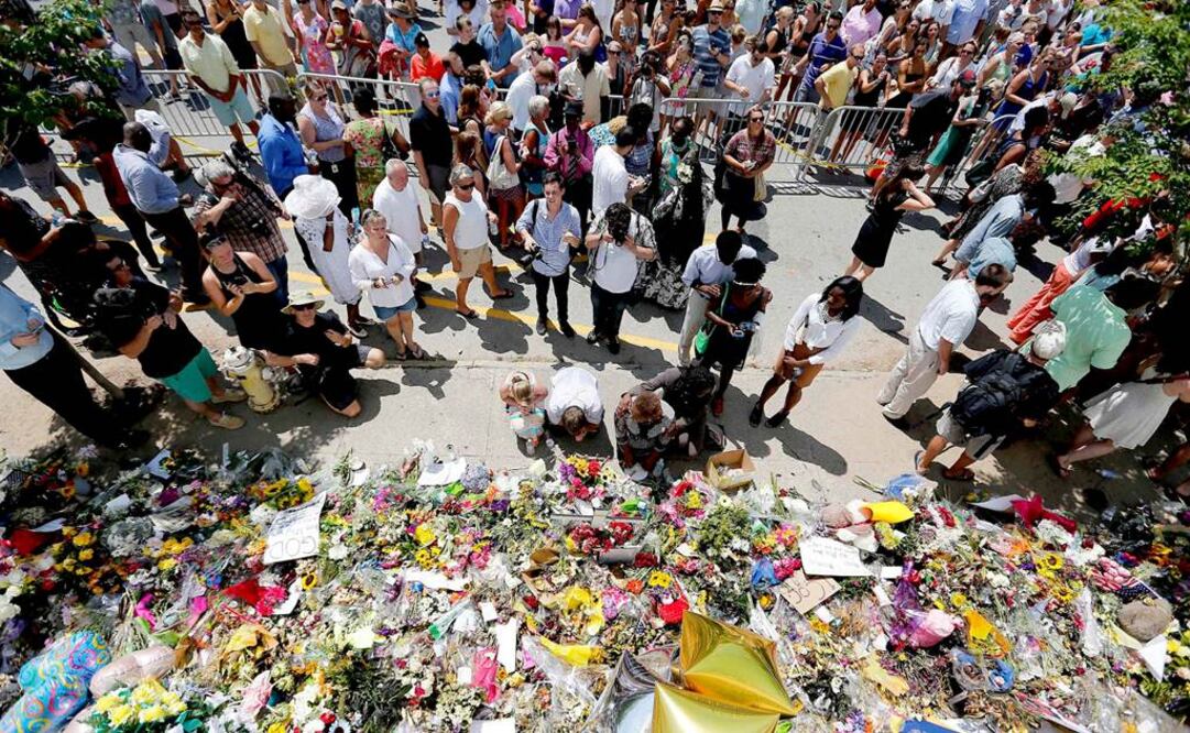 Feligreses cantan en la Iglesia Episcopal Metodista Africana Emanuel, durante el servicio religioso en recuerdo de las víctimas del tiroteo del miércoles Foto: EFE
